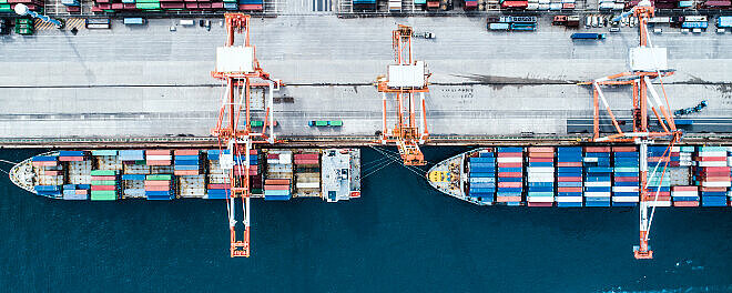 Zwei Containerschiffe in einem Hafen
