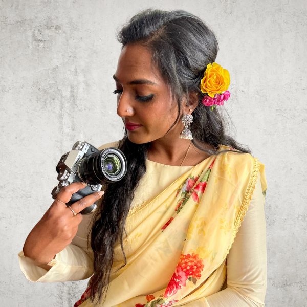 Frau im traditionellen Sari mit Kamera in der Hand
